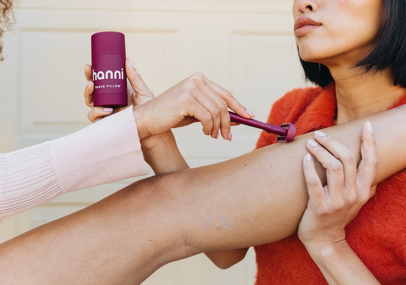 woman's knee with hanni shave pillow and hanni razor running over the knee